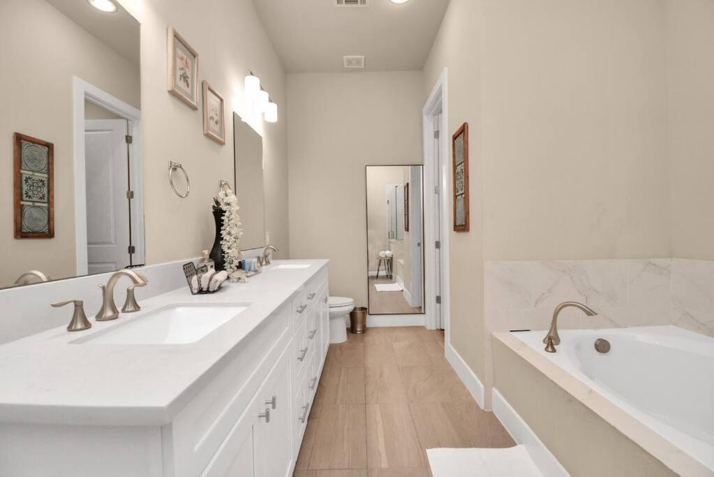 Beautiful Luxurious Houston Galleria Home ภายนอก รูปภาพ