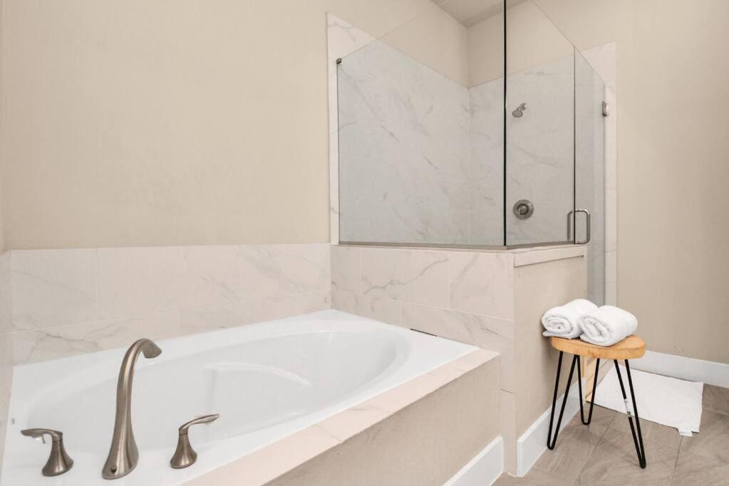 Beautiful Luxurious Houston Galleria Home ภายนอก รูปภาพ